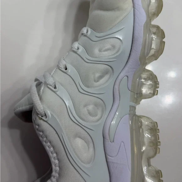 All-White Athletic Sneakers - Minimal Design AIR VAPORMAX PLUS - Picture 4 of 8
